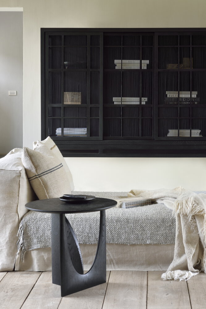 Geometric Side Table | Varnished Oak | Black | Round