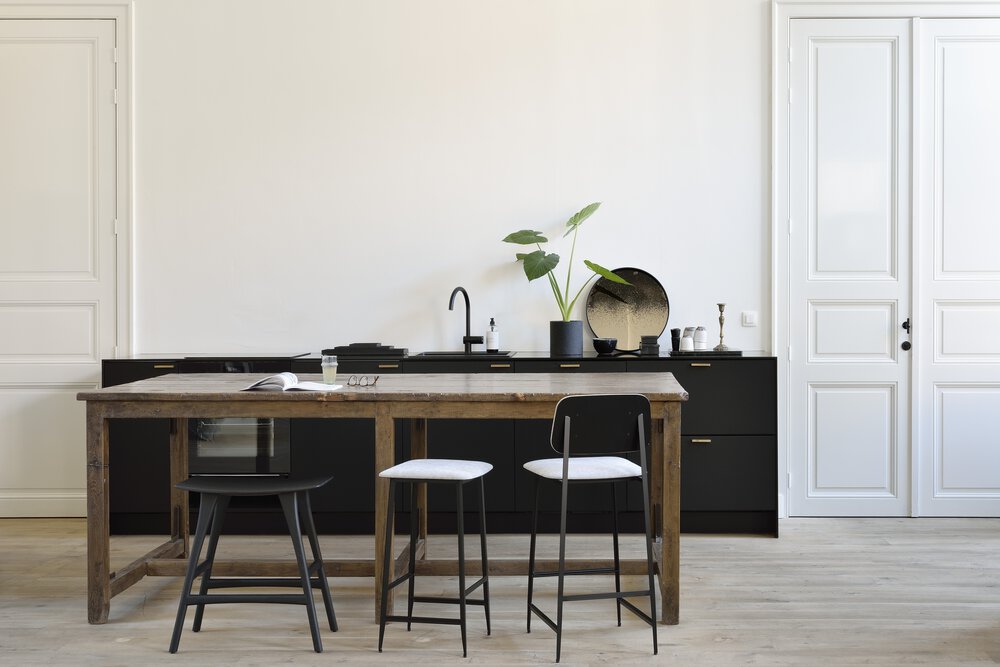 Osso Counter Stool | Varnished Oak | Black