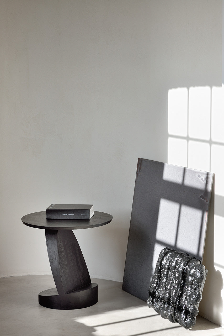 Oblic Side Table | Varnished Teak | Black | Round