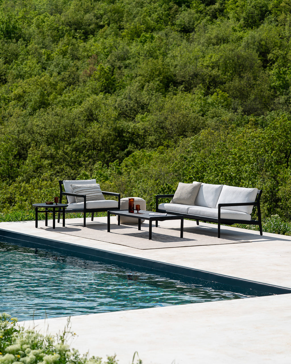 Jack Outdoor Coffee Table | Varnished Teak | Black | Rectangular | 47" X 26"