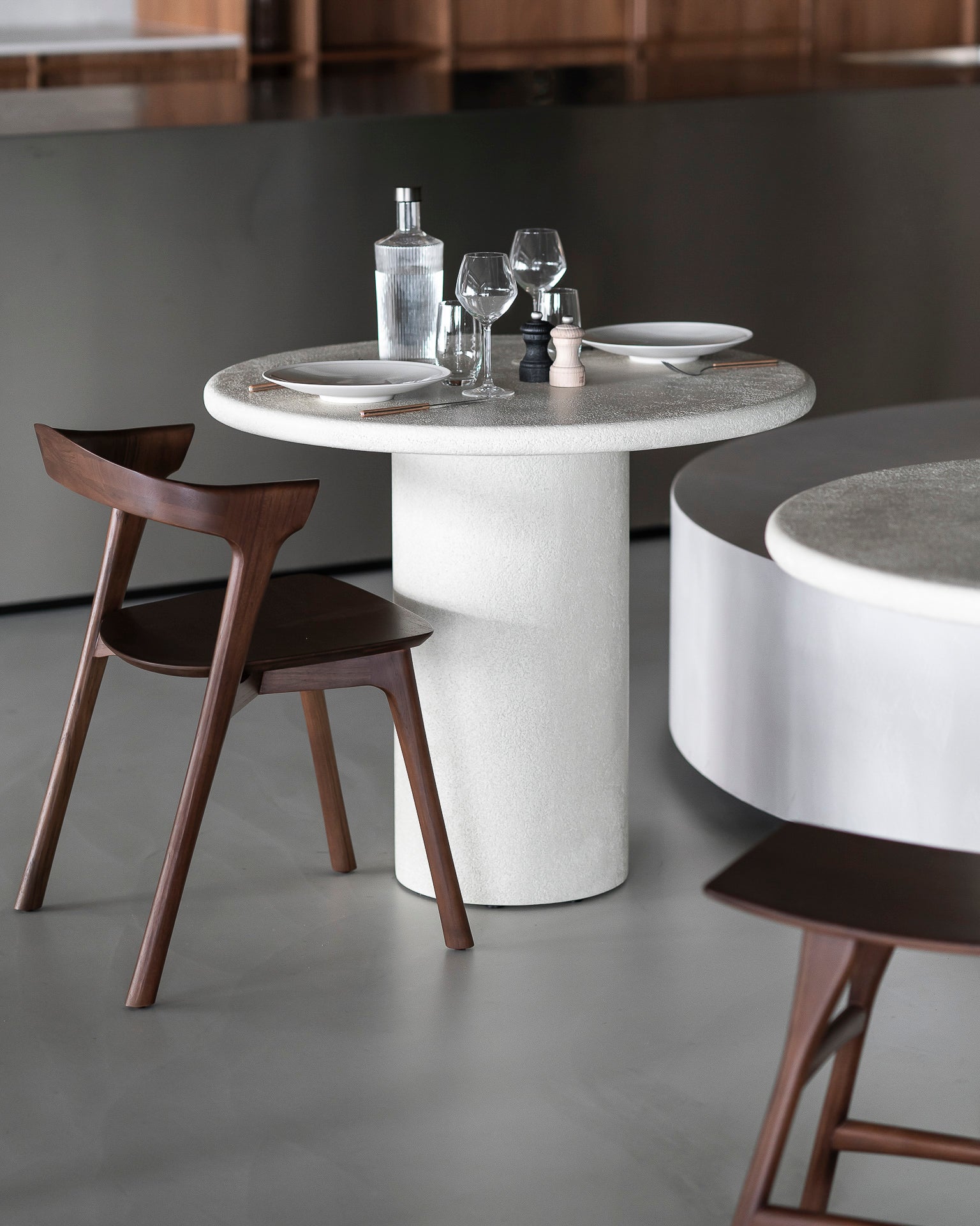 Elements Dining Table | Varnished Microcement | Off White | Round | 59" X 59"
