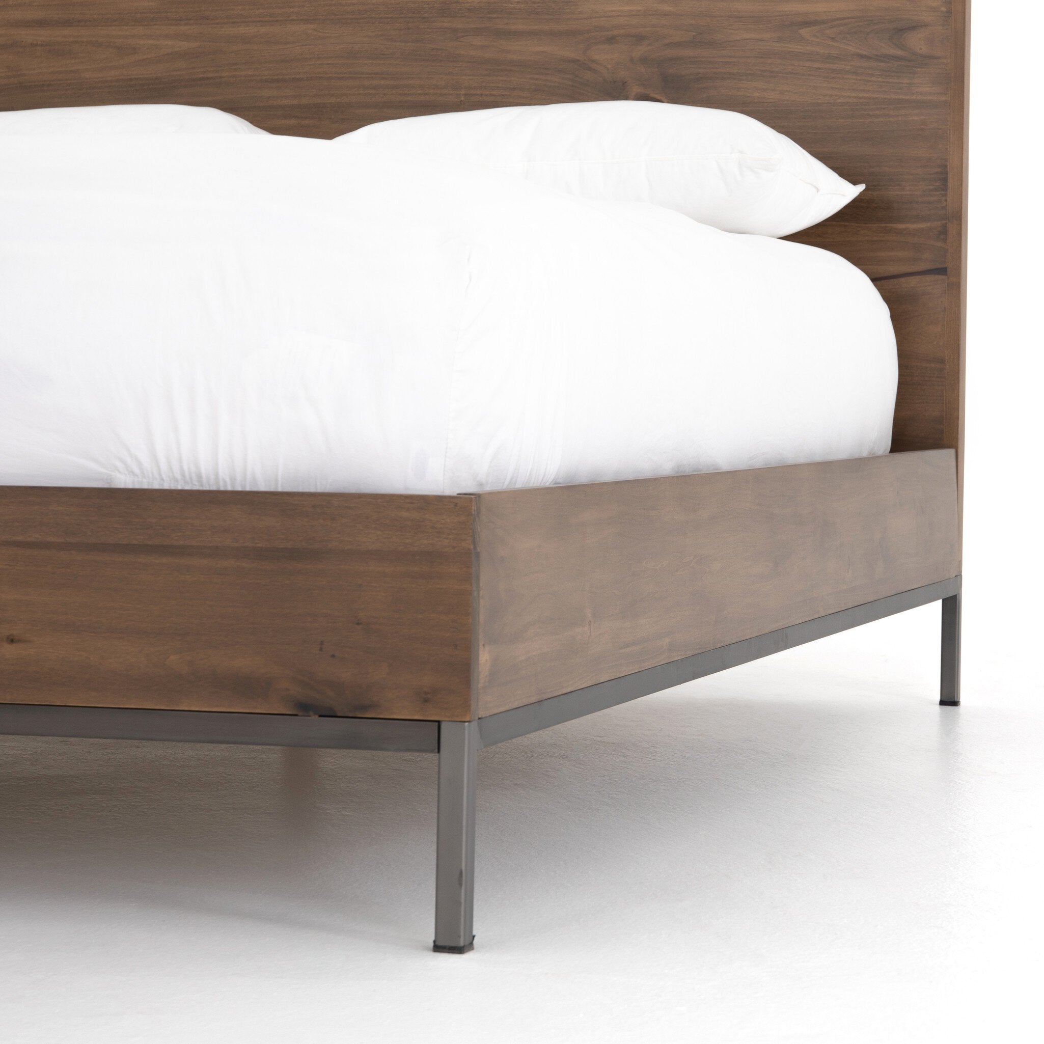 Trey Bed - Auburn Poplar | King