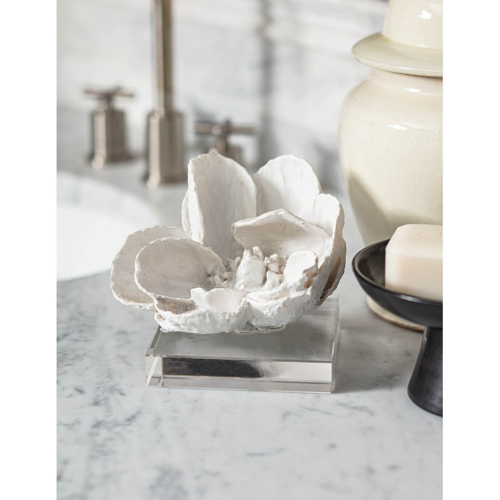 Magnolia Objet | White