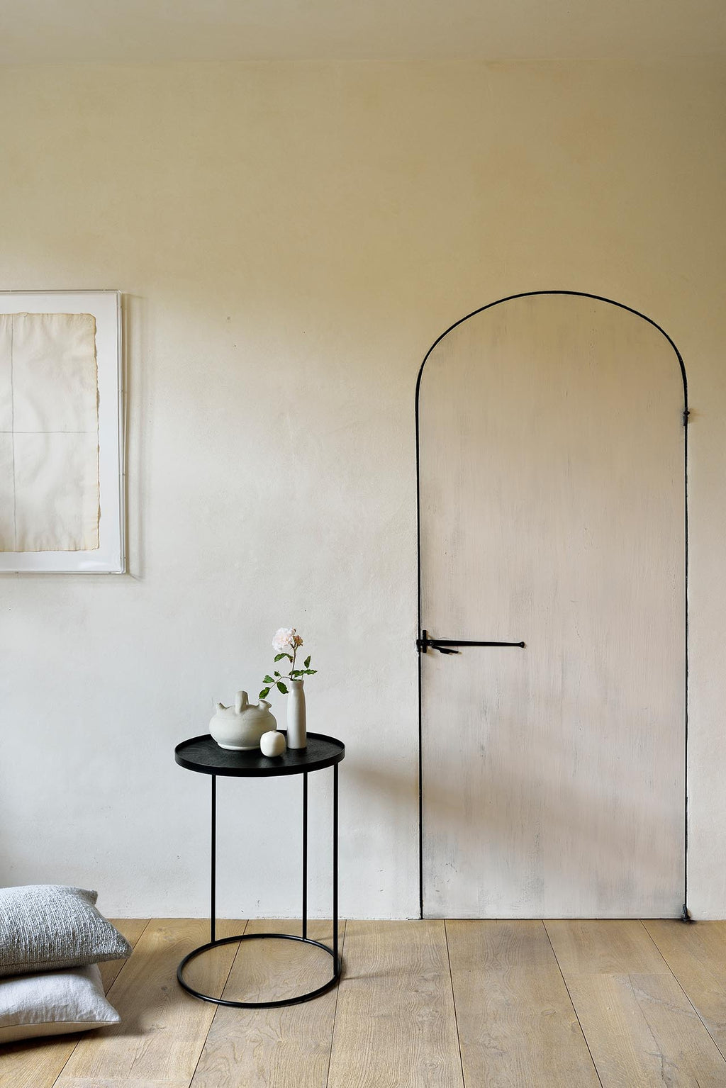 Tray Side Table | Varnished Wood | Black | Round | S | Tray Not Included