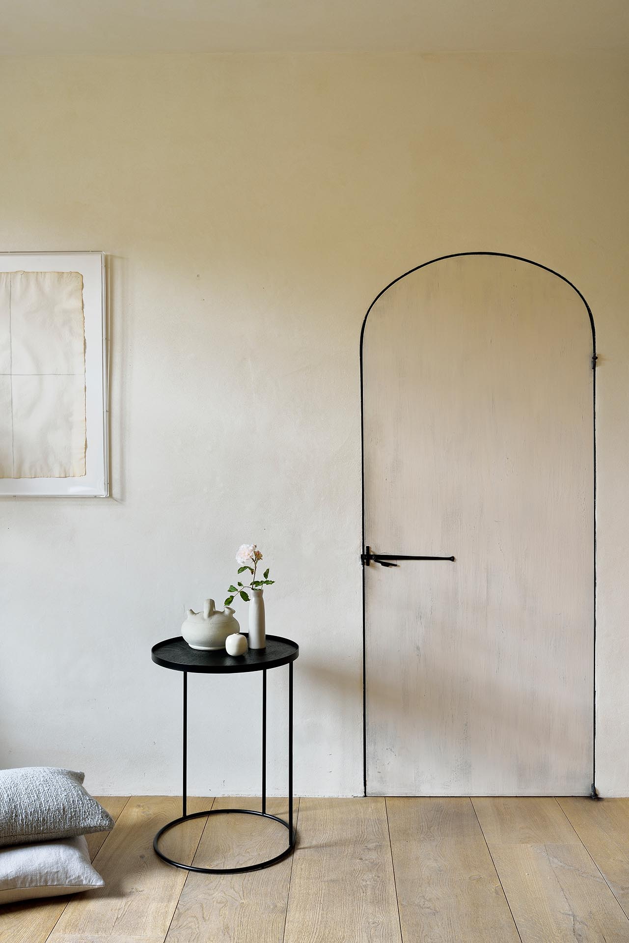 Tray Side Table | Varnished Wood | Black | Round | S | Tray Not Included