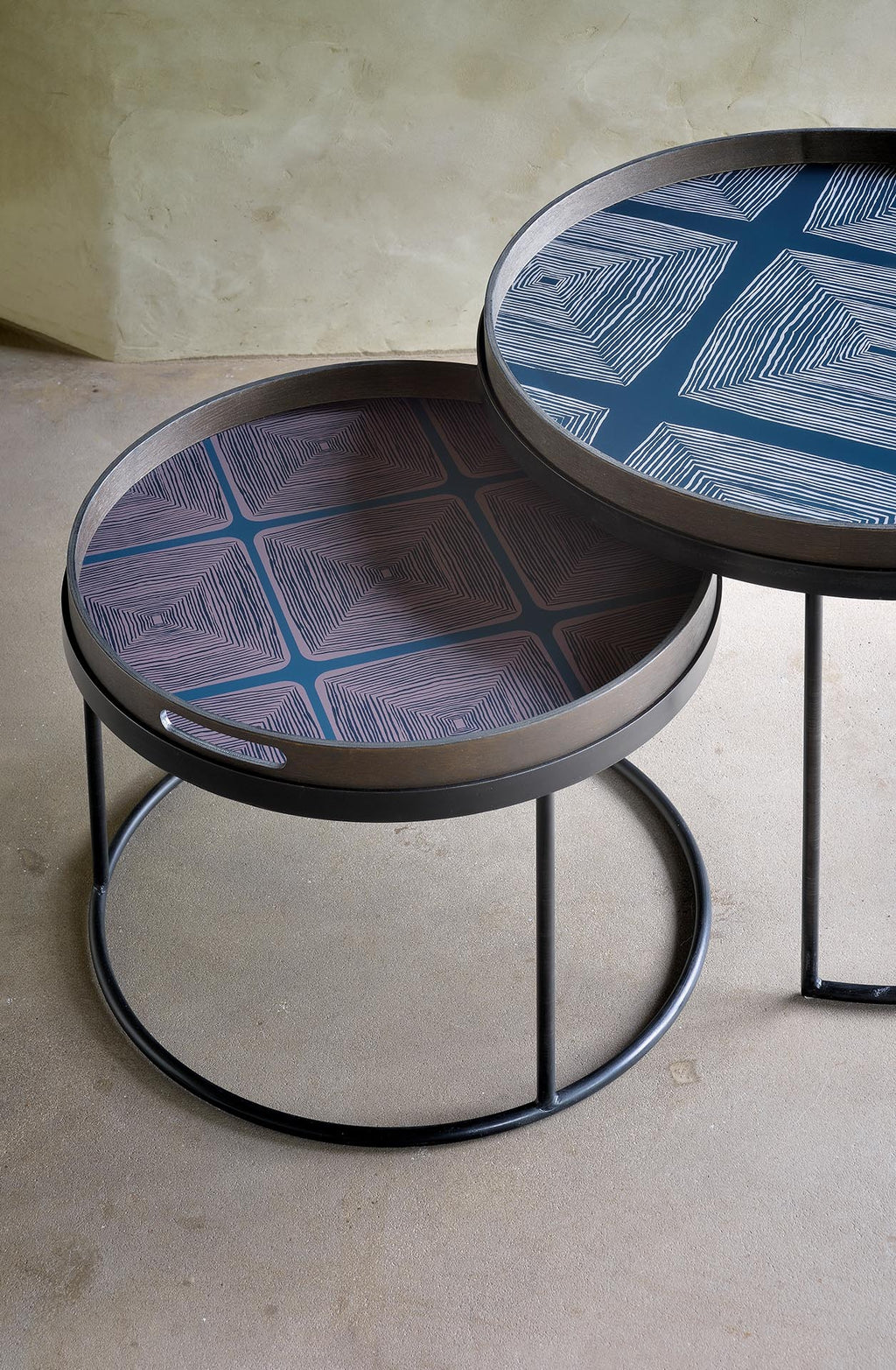 Tray Coffee Table Set | Varnished Wood | Black | Round | S/L | Trays Not Included