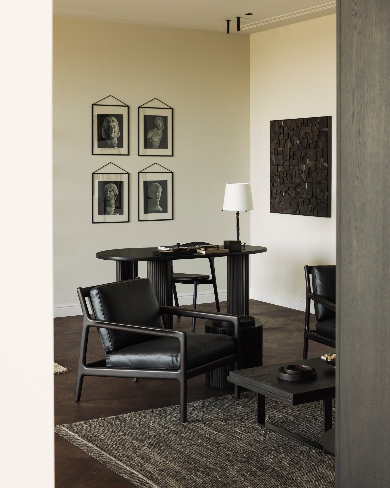 Jack Lounge Chair | Varnished Mahogany | Dark Brown | Carbone Leather