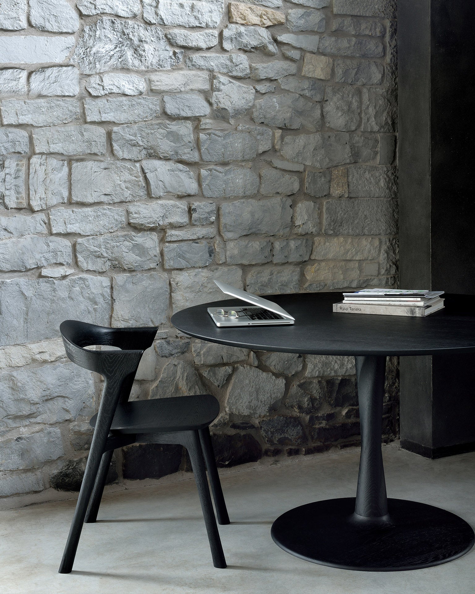 Torsion Dining Table | Varnished Oak | Black | Round | 50" X 50"