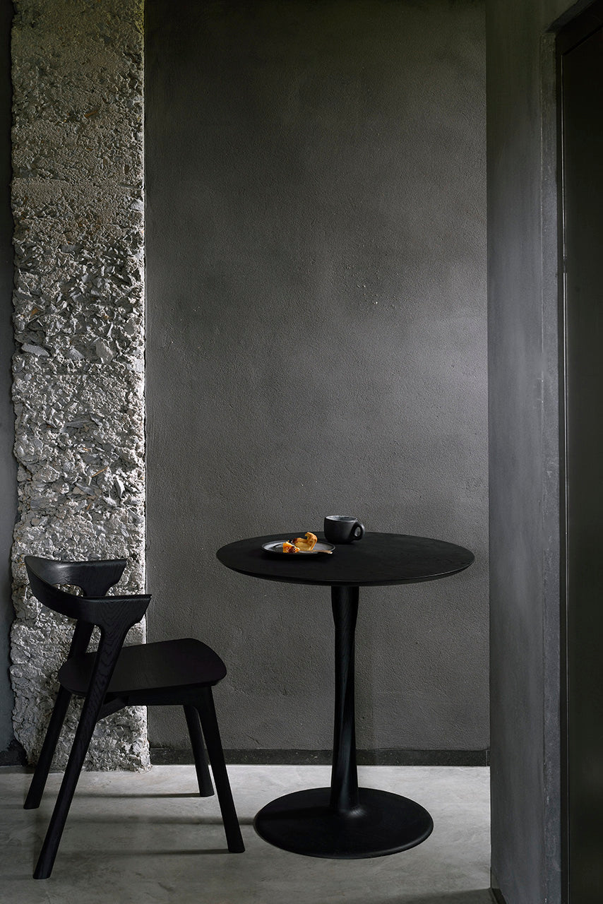 Torsion Dining Table | Varnished Oak | Black | Round | 50" X 50"
