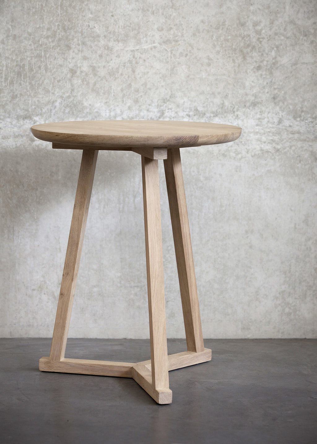 Tripod Side Table | Varnished Oak | Round