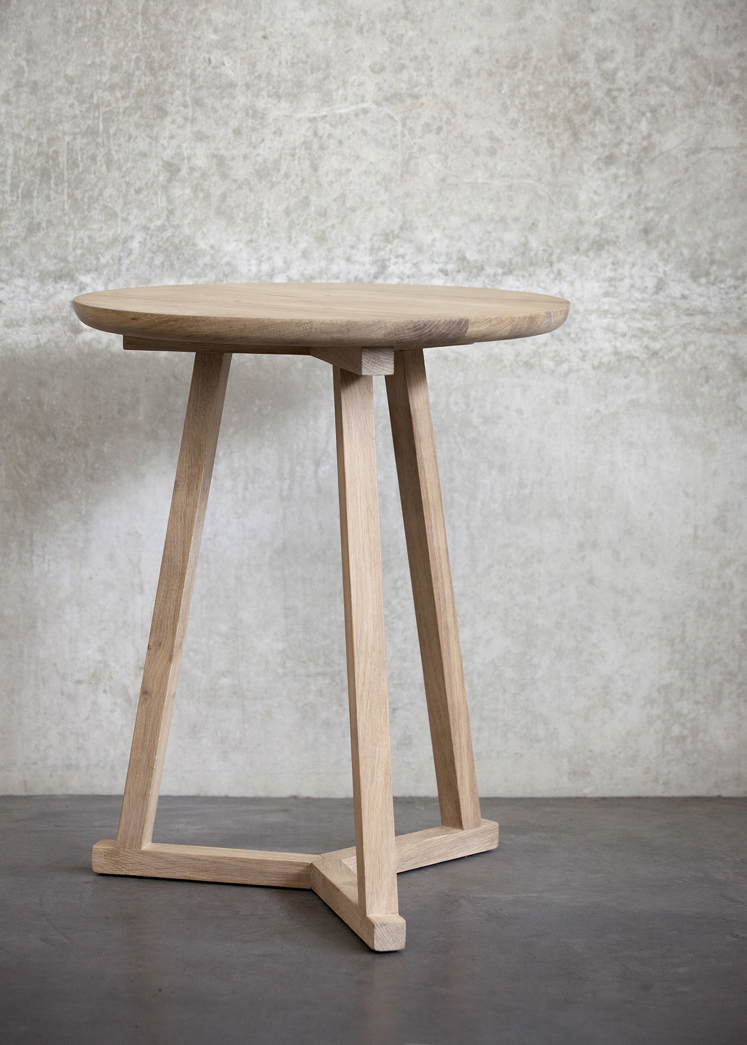 Tripod Side Table | Varnished Oak | Round