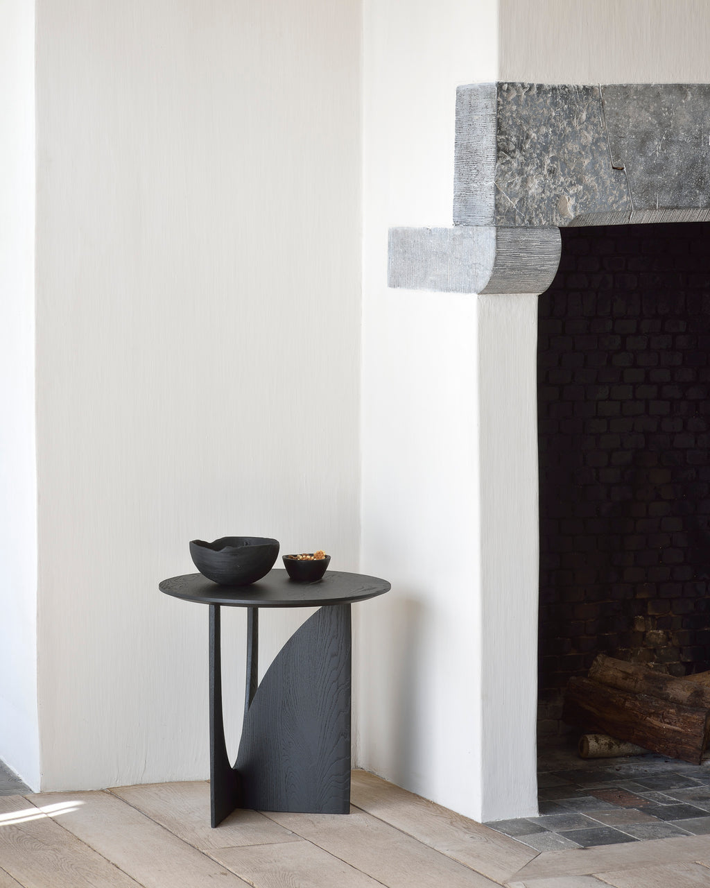 Geometric Side Table | Varnished Oak | Black | Round