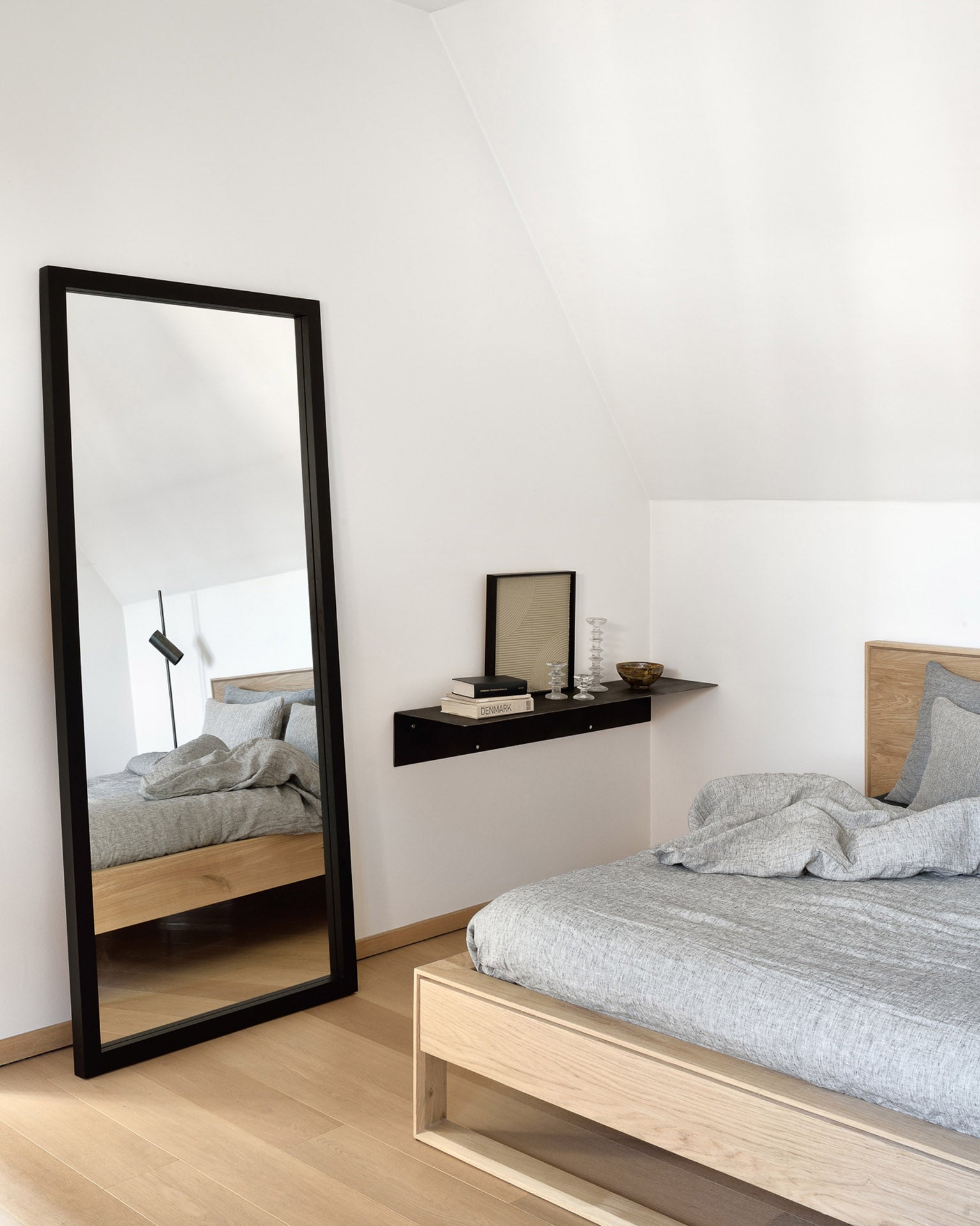 Light Frame Floor Mirror | Varnished Oak Frame | Black | Rectangular