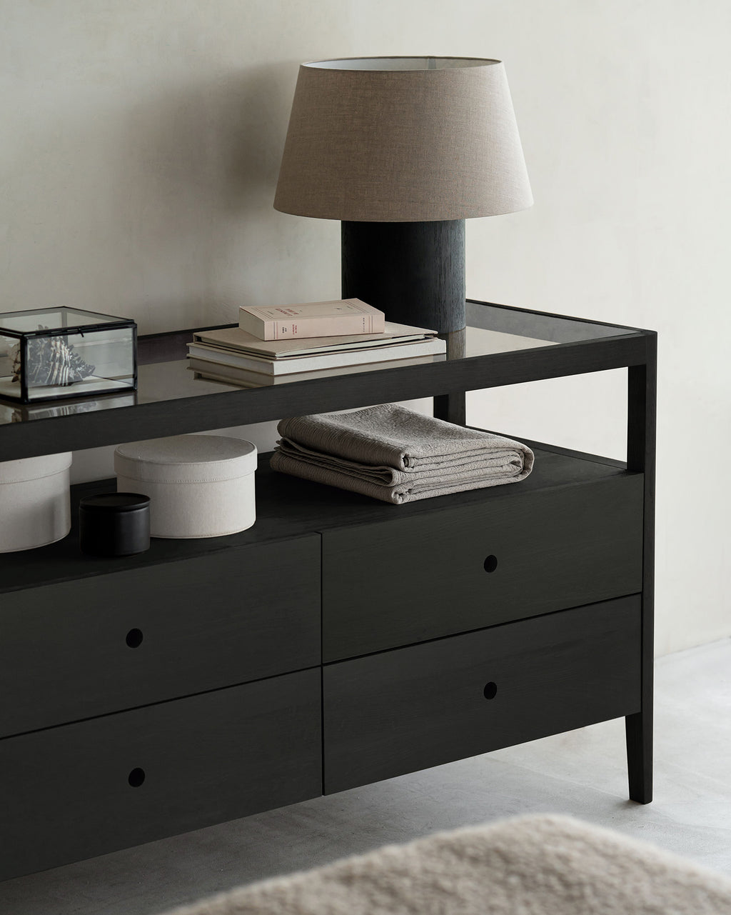 Spindle Dresser | Varnished Oak | Black | 4 Drawers