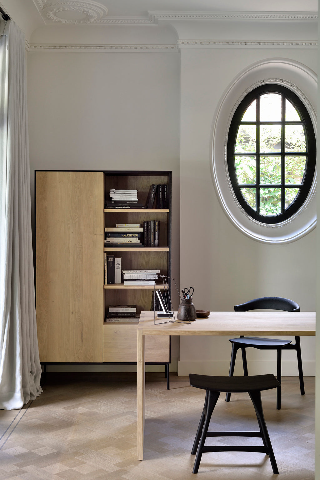Osso Stool | Varnished Oak | Black