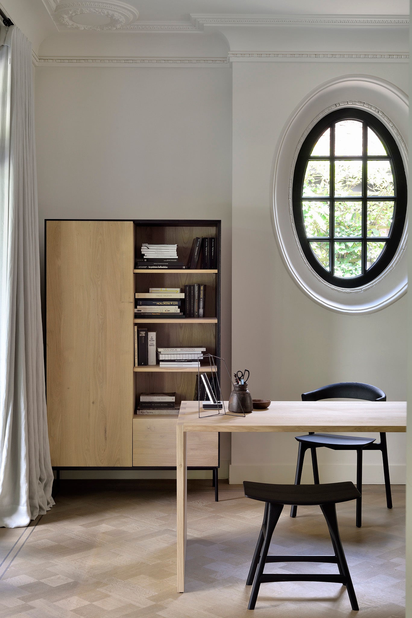 Osso Stool | Varnished Oak | Black