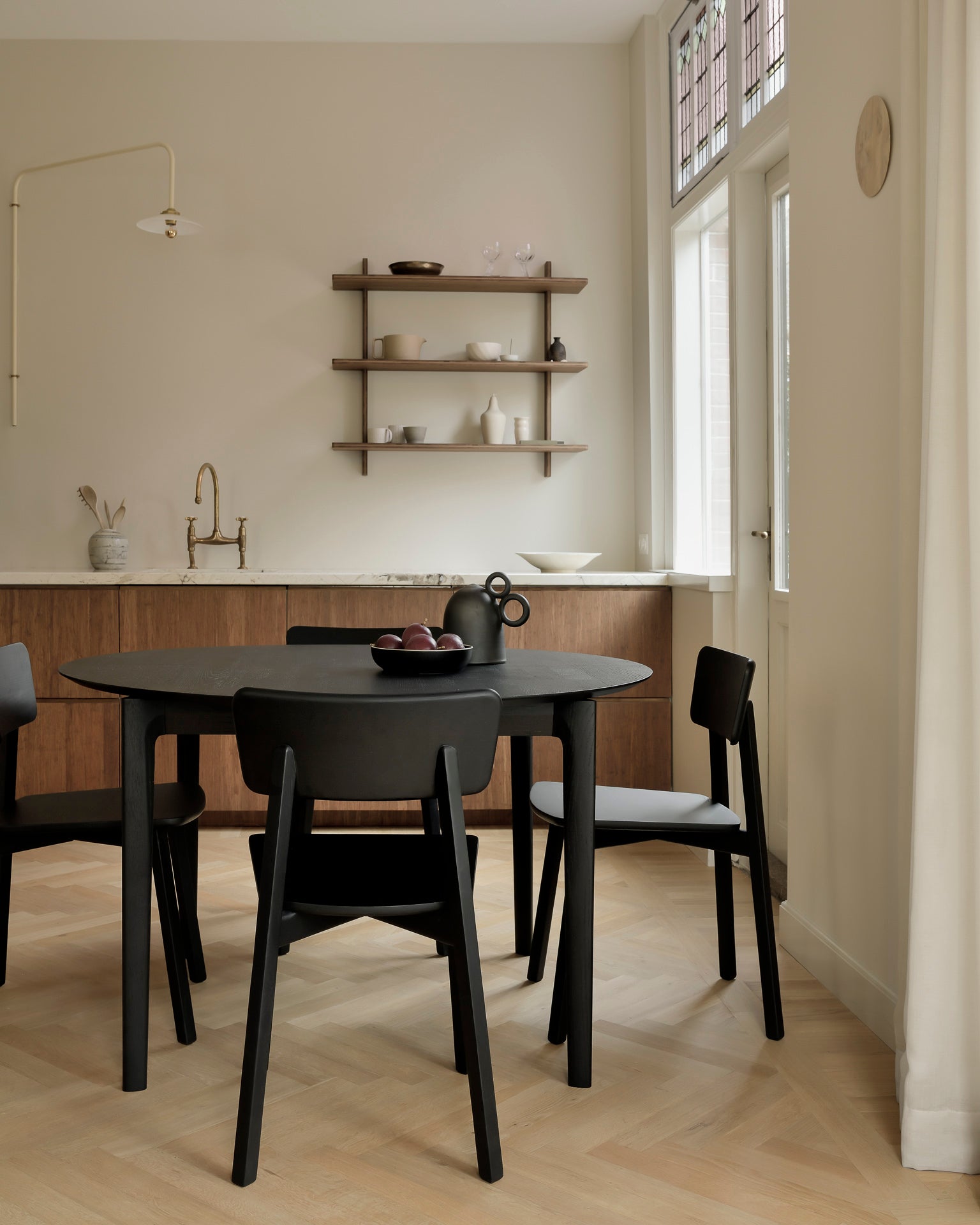 Bok Extendable Dining Table | Varnished Oak | Black | Round