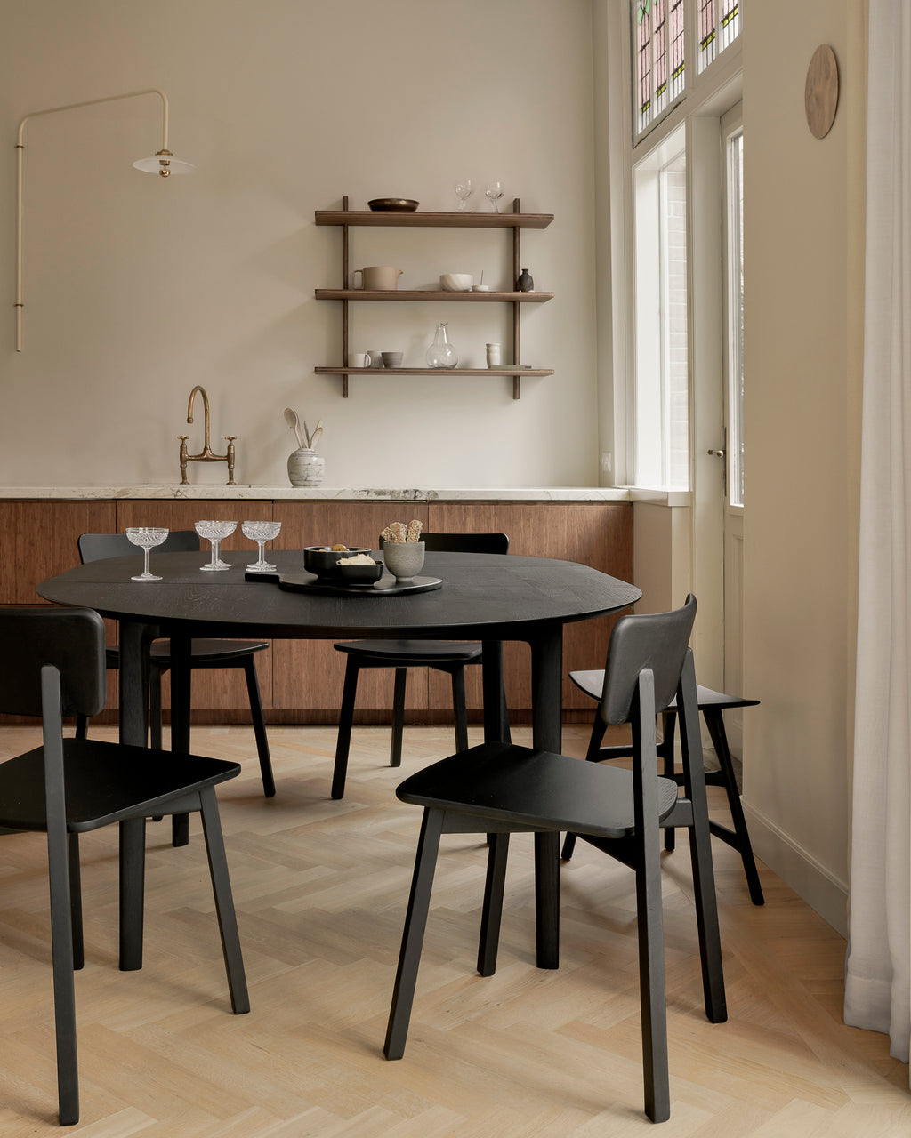 Bok Extendable Dining Table | Varnished Oak | Black | Round