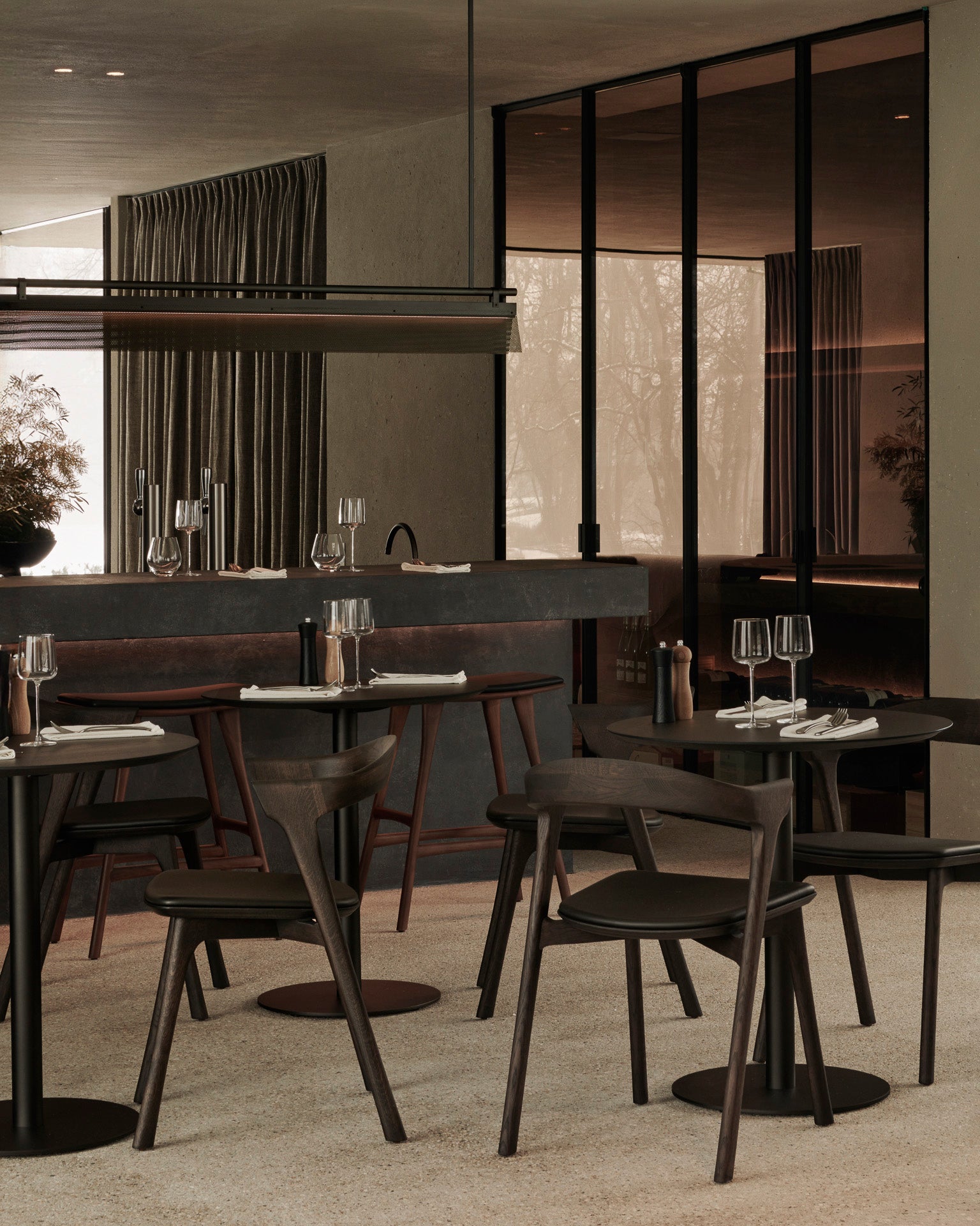 Blend Dining Table | Varnished Oak Top | Brown | Dark Bronze Base | Round | 28" X 28"