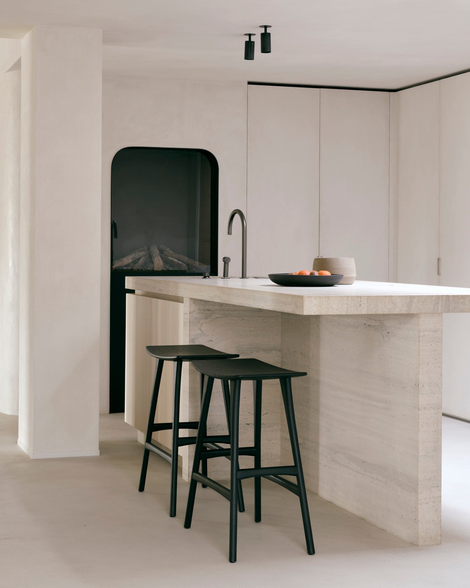 Osso Counter Stool | Varnished Oak | Black