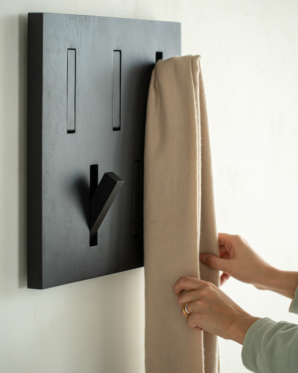Utilitile Wall Hanger | Varnished Oak | Black | 5 Hangers