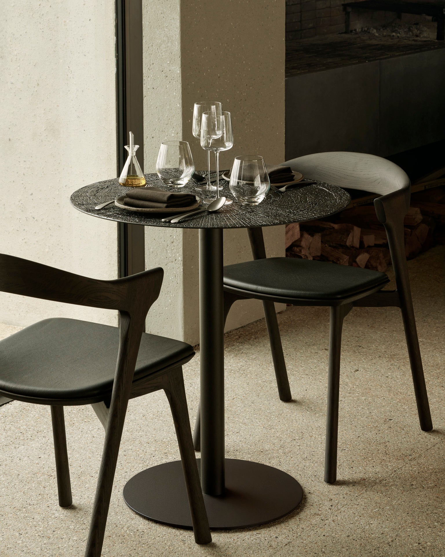 Blend Dining Table | Varnished Minerals Top | Ray Whisky | Dark Bronze Base | Round | 28" X 28"