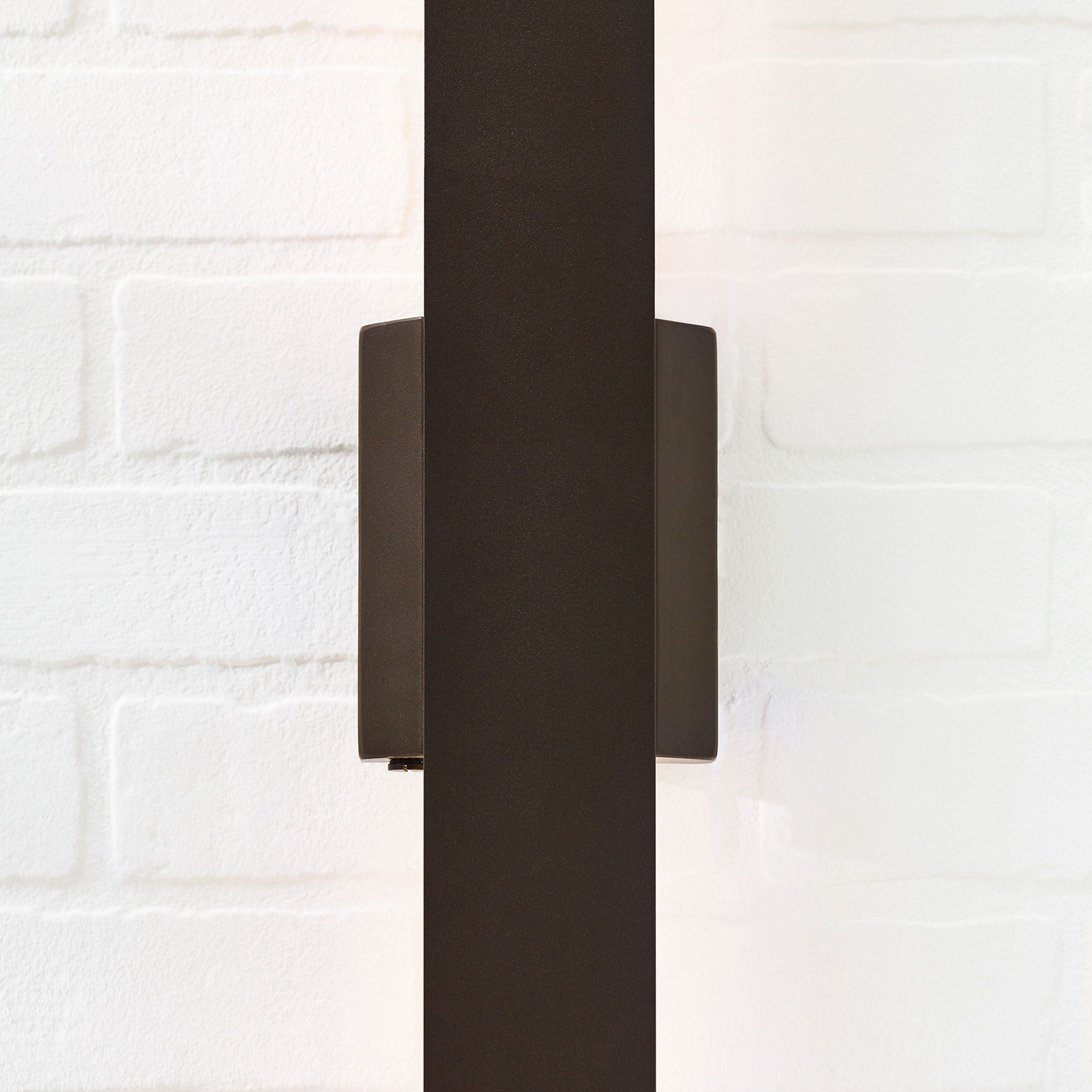 Blade 18 Outdoor Wall Bronze 2700K/3000K Selectable 90 CRI