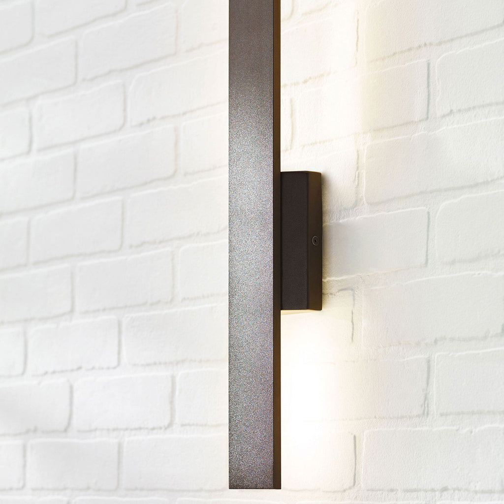 Blade 18 Outdoor Wall Bronze 2700K/3000K Selectable 90 CRI