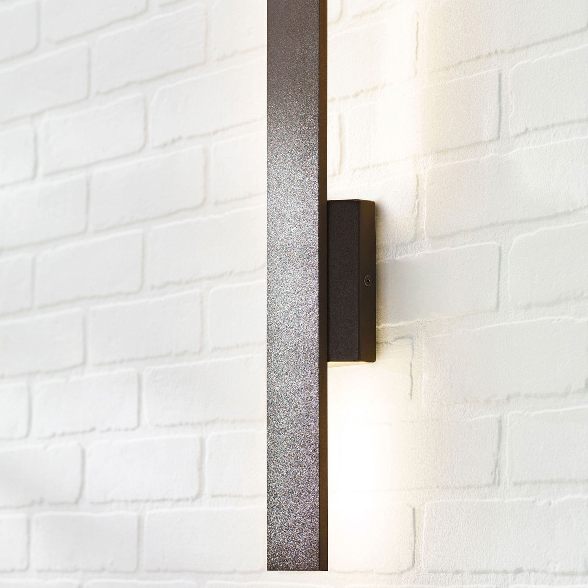 Blade 18 Outdoor Wall Bronze 2700K/3000K Selectable 90 CRI