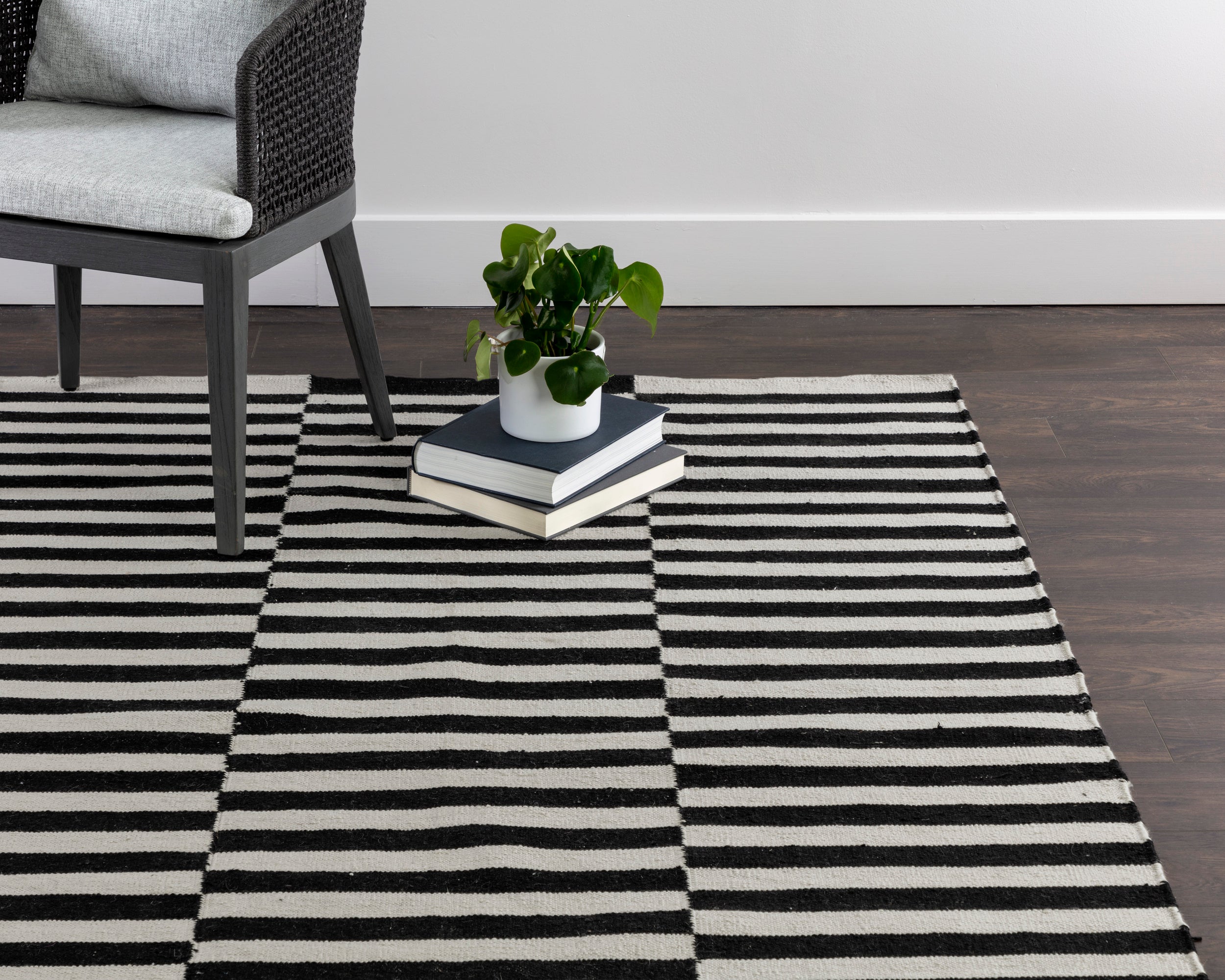 Zigby Hand-Woven Rug - Black / Ivory - 6' X 9'