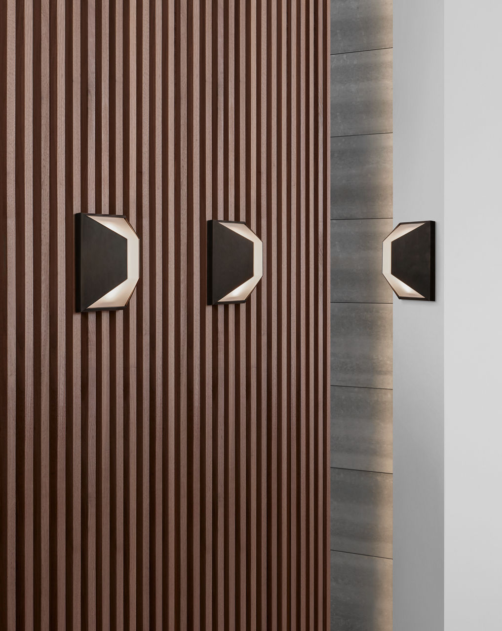 Stretto 8" Sconce | Bronze | Frosted Glass