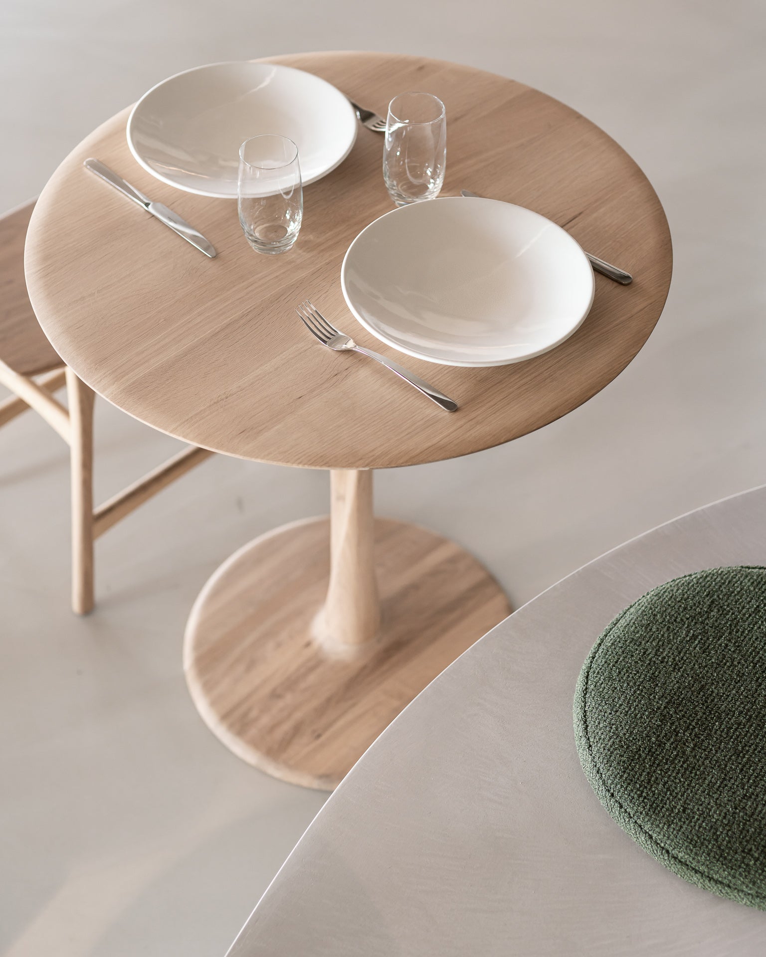 Torsion Dining Table | Varnished Oak | Round | 50" X 50"