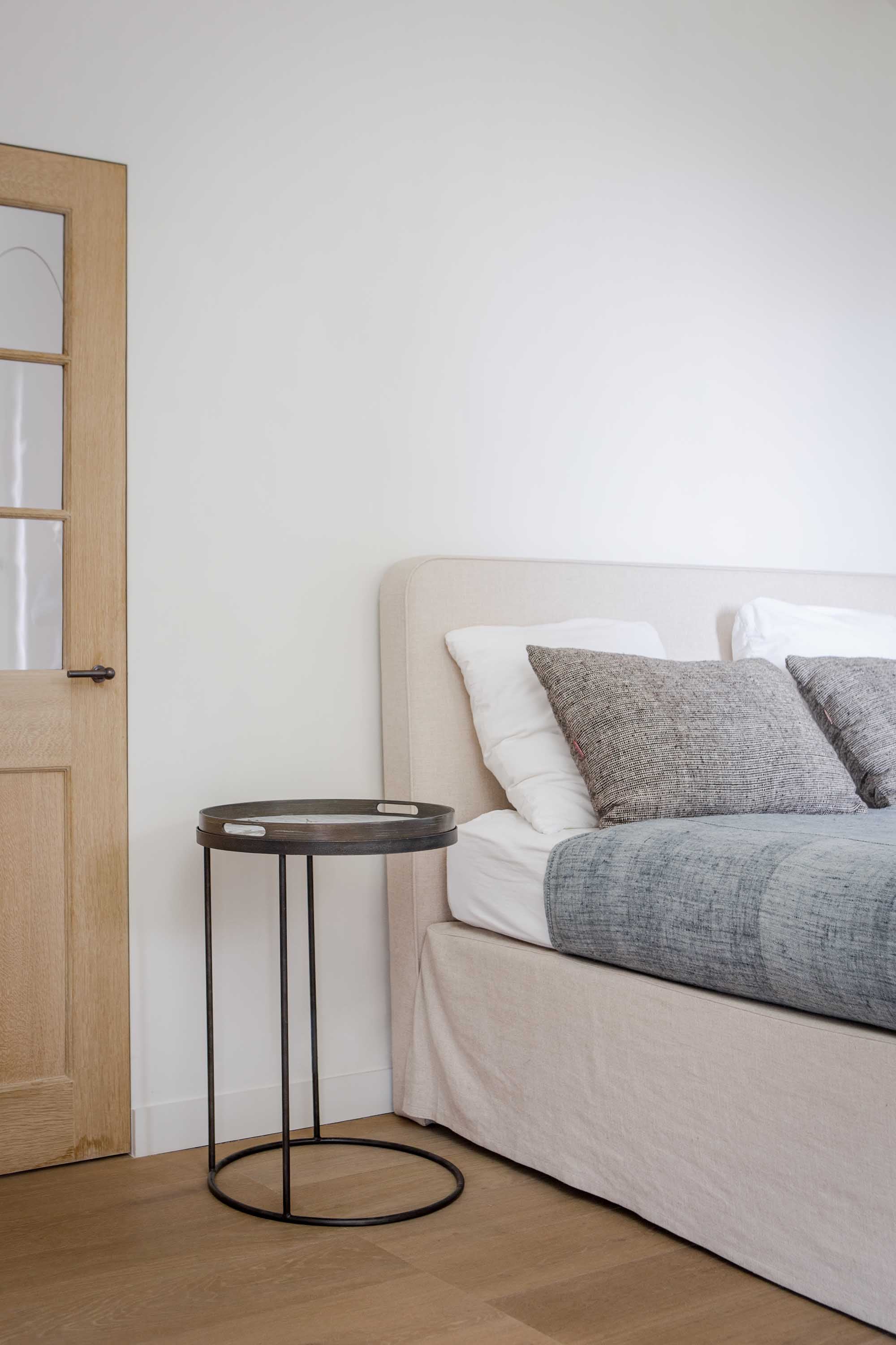 Tray Side Table | Varnished Wood | Black | Round | S | Tray Not Included
