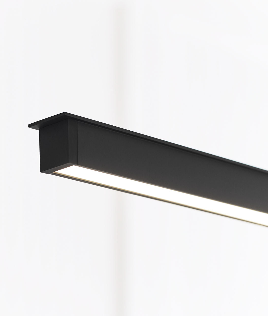 Stagger 72 Linear Suspension Nightshade Black 2700K 90 CRI integrated led 90 cri 2700k 120v-277v unv