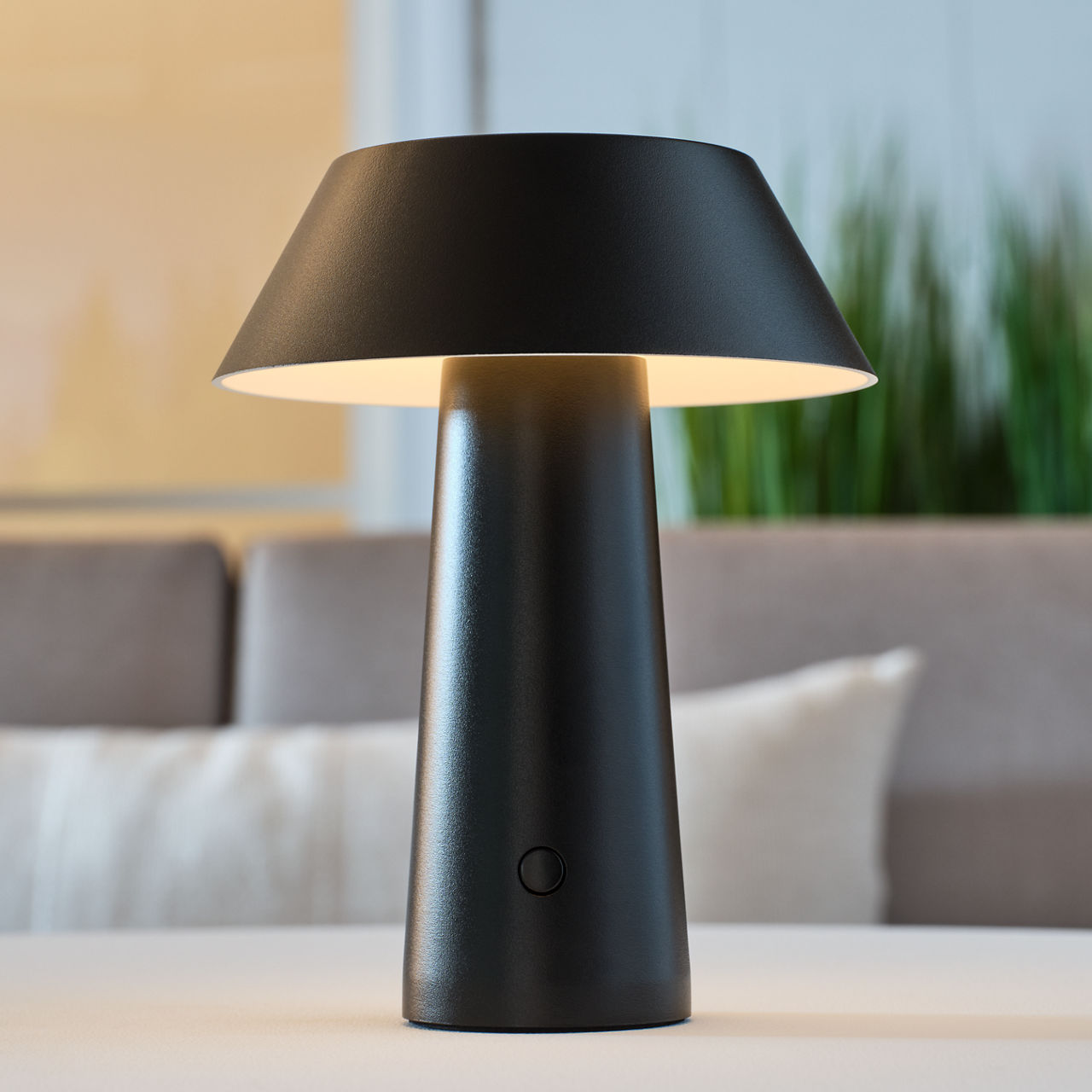 Sesa Short Accent Rechargeable Table Lamp Black 2700K 90 CRI