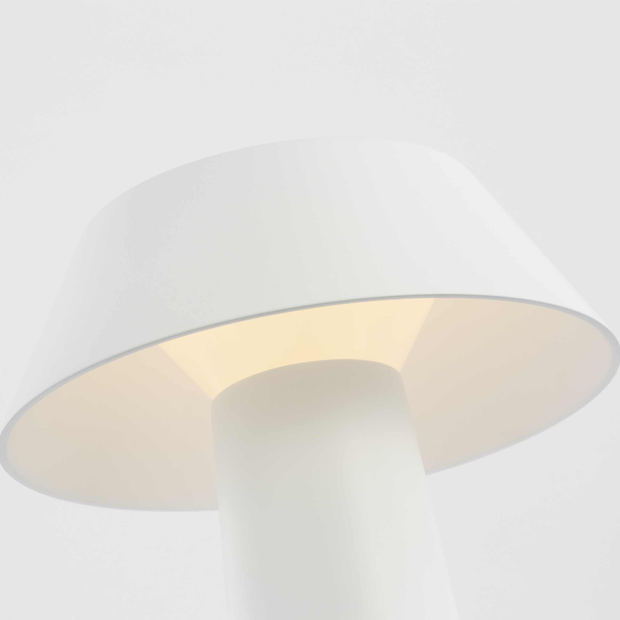 Sesa Short Accent Rechargeable Table Lamp Matte White 2700K 90 CRI