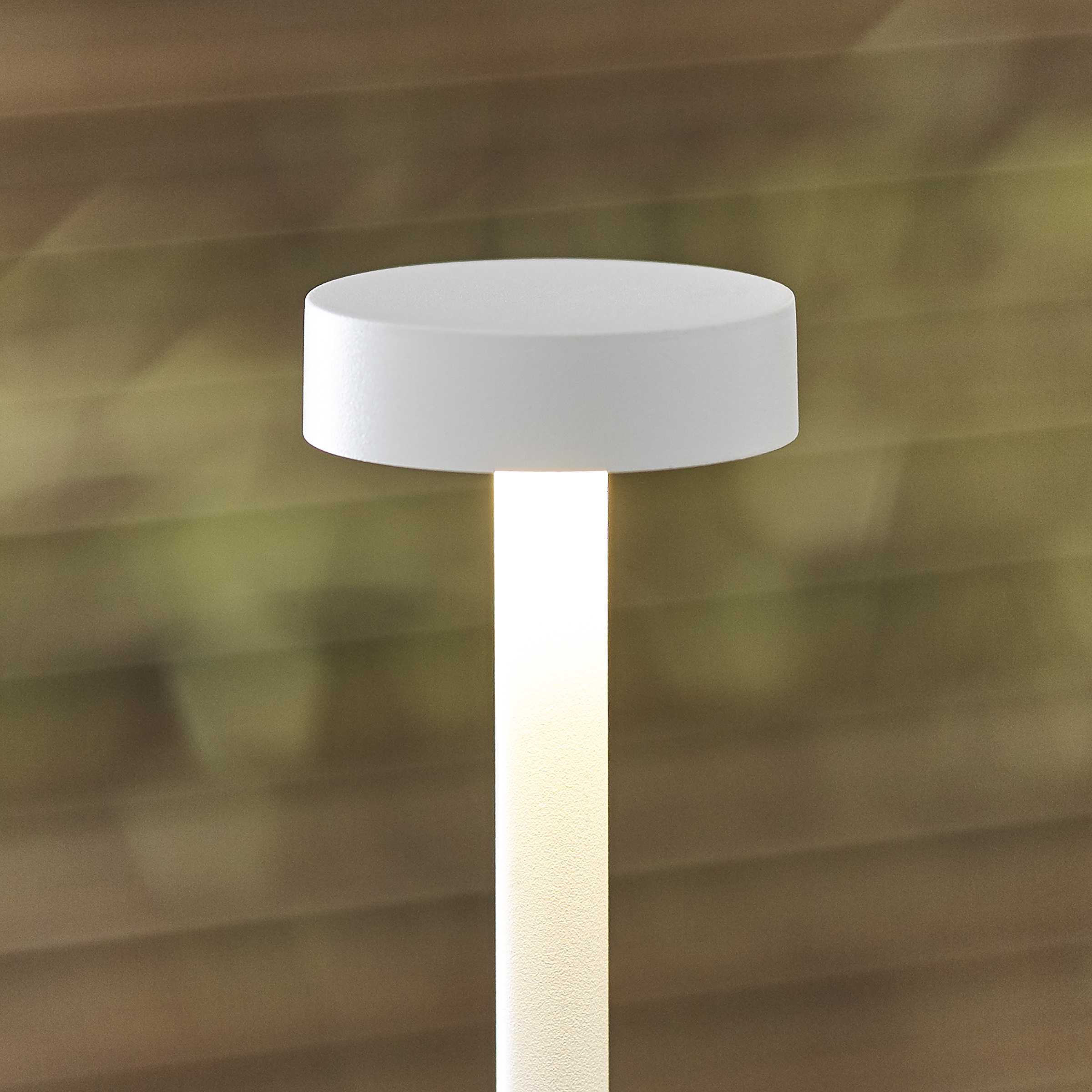 Moneta Accent Rechargeable Table Lamp matte White 2700K 90 CRI wall charger included
