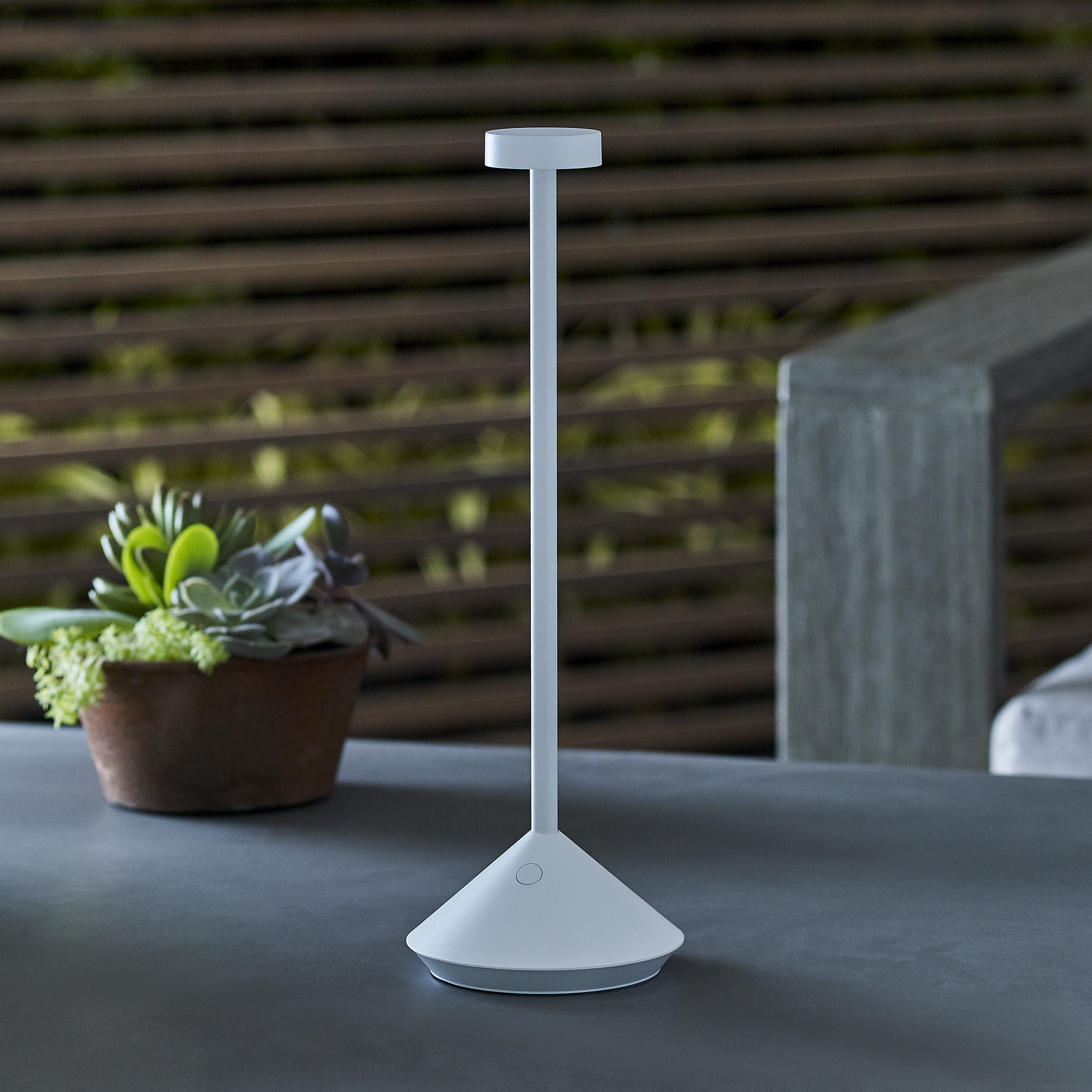 Moneta Accent Rechargeable Table Lamp matte White 2700K 90 CRI wall charger included