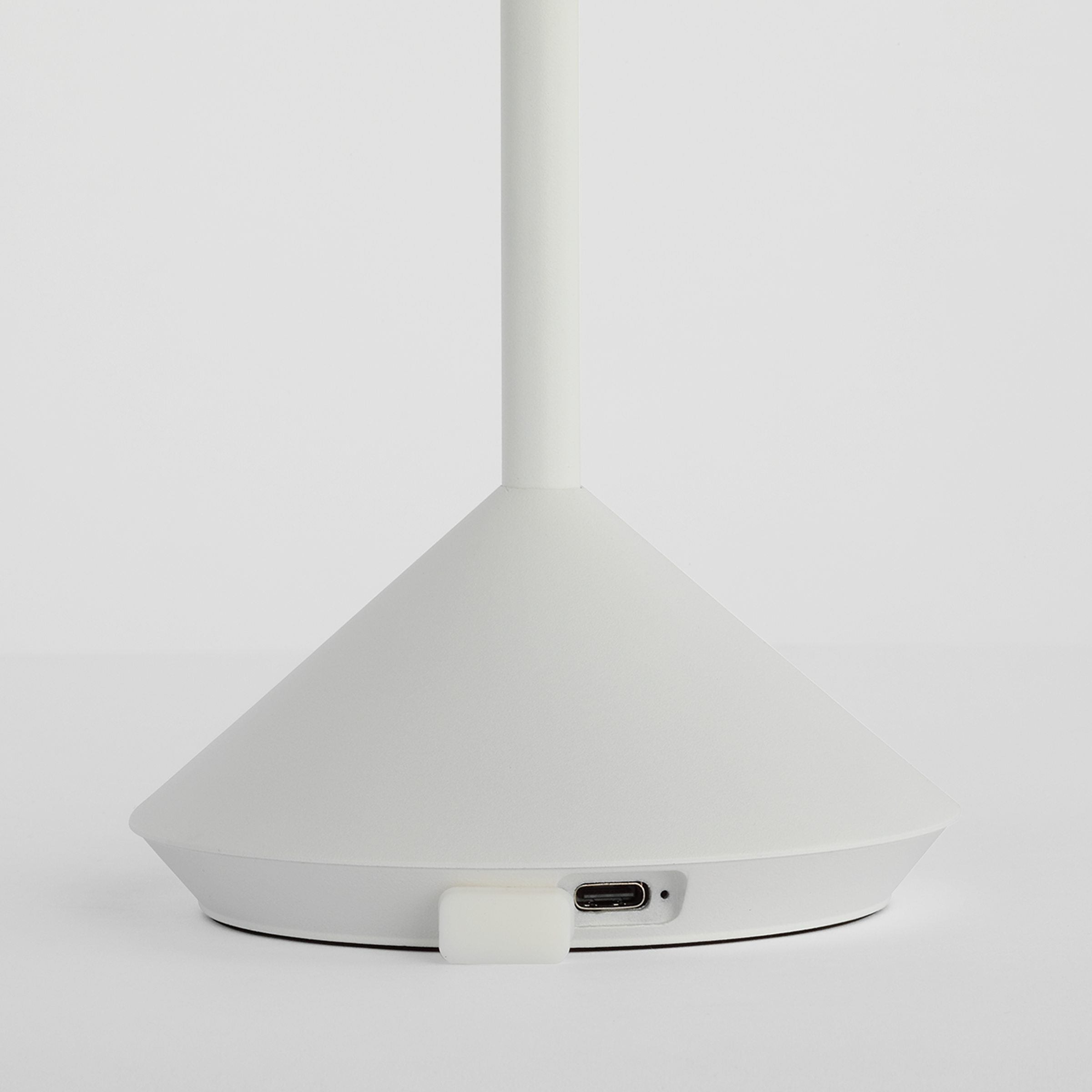 Moneta Short Accent Rechargeable Table Lamp Matte White 2700K 90 CRI