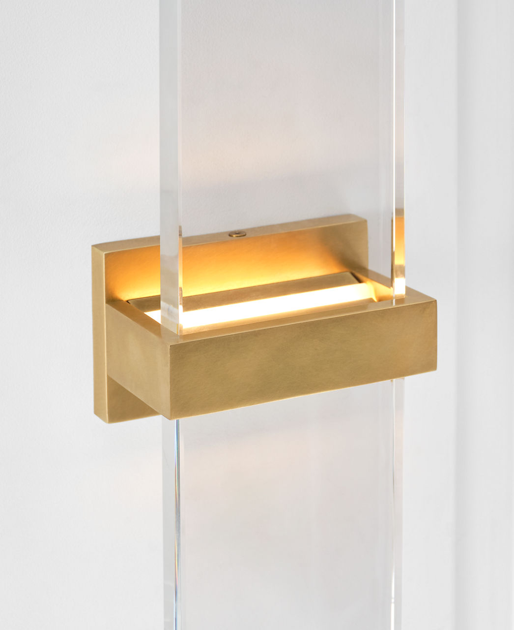 Flyta Medium Sconce Clear Natural Brass 2700K 90 CRI