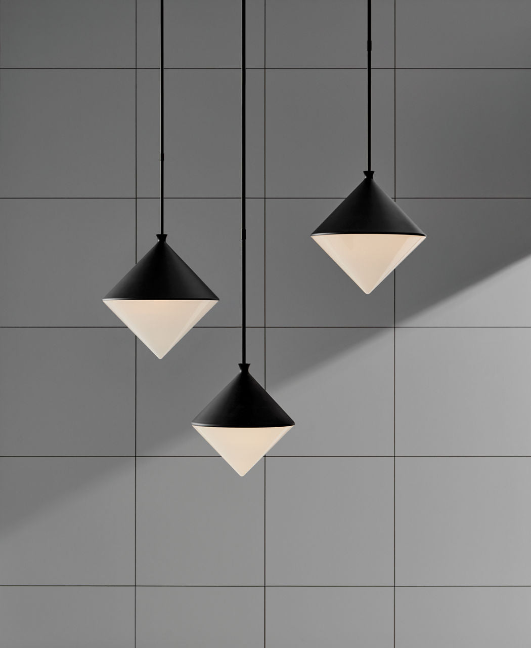 Sarnen Medium Pendant | Gild | White Glass