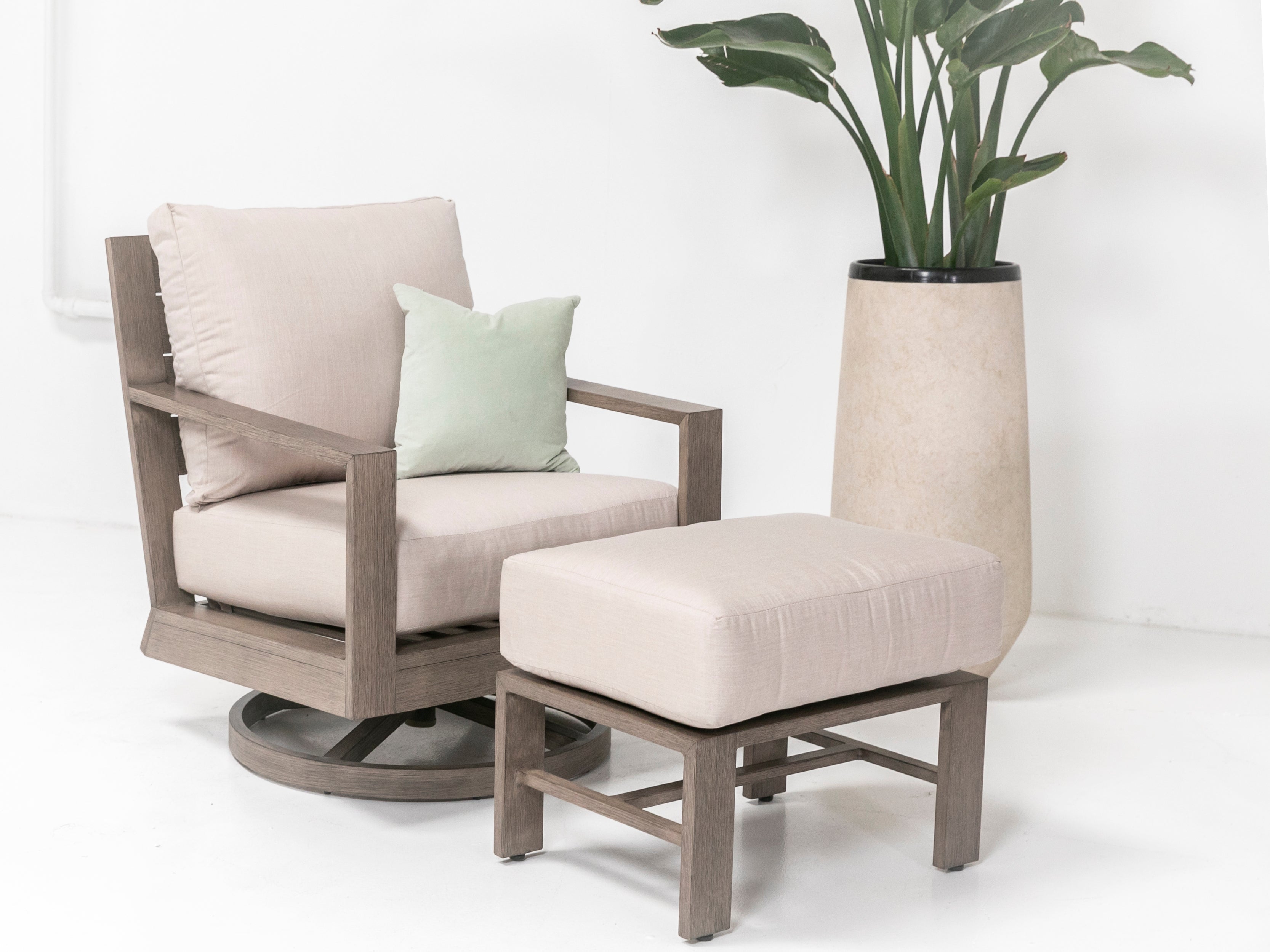 Laguna Ottoman in Canvas Flax, No Welt