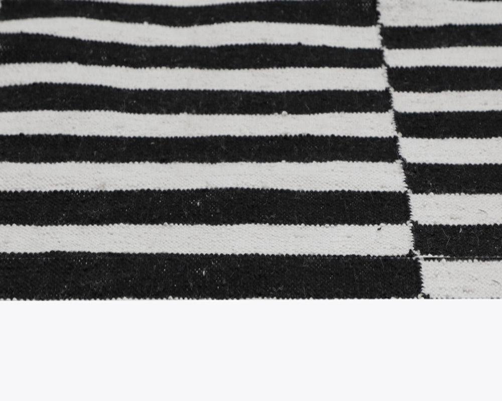 Zigby Hand-Woven Rug - Black / Ivory - 6' X 9'