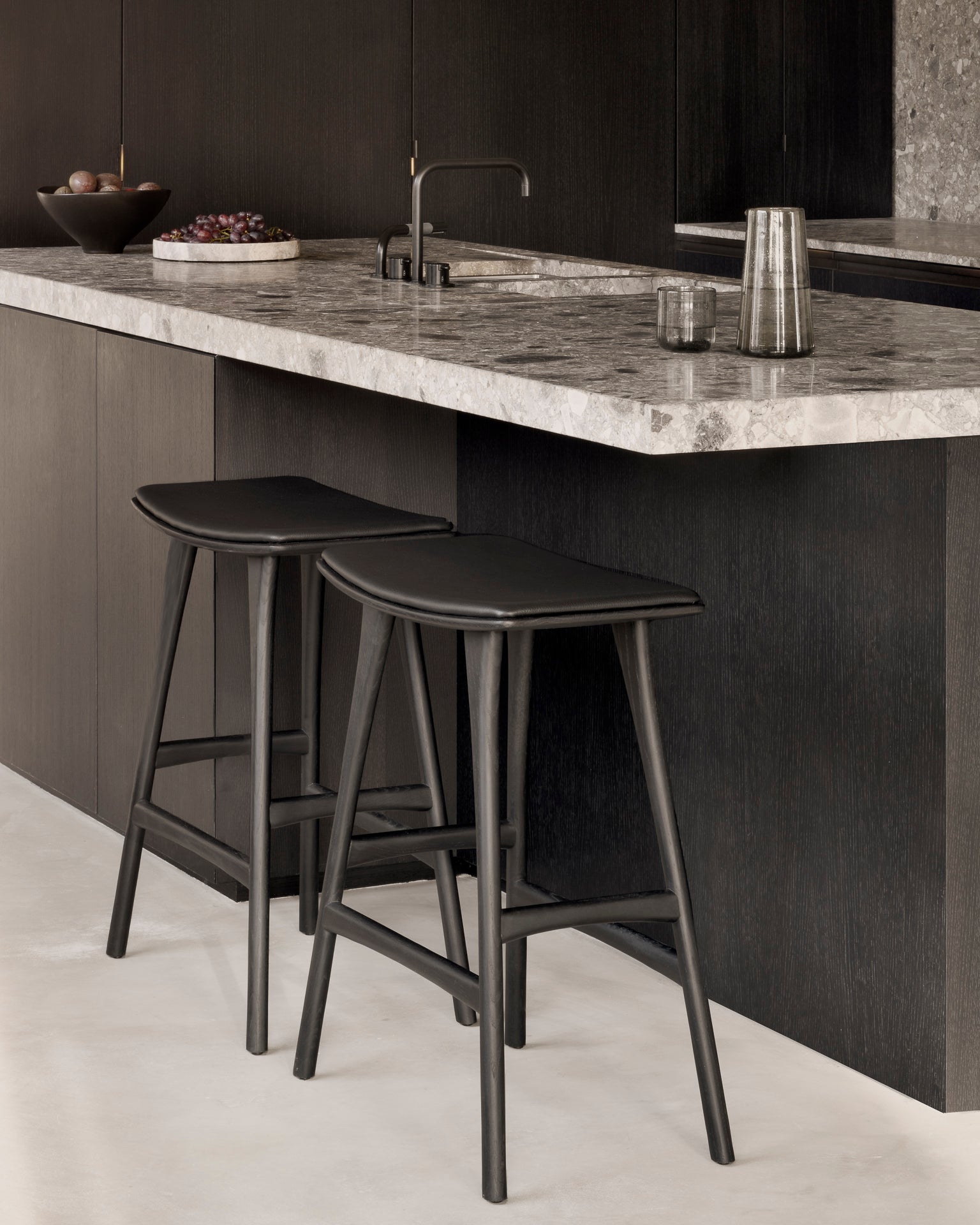 Osso Counter Stool | Varnished Oak | Black | Black Leather