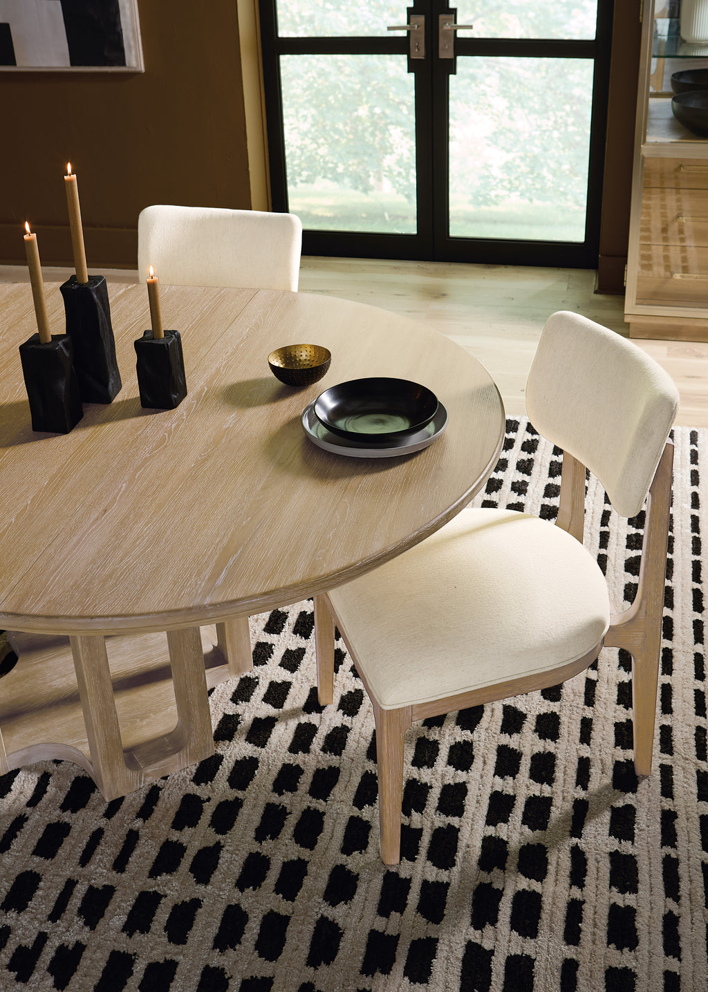Banyon Bay Round Dining Table with One 18-inch Leaf