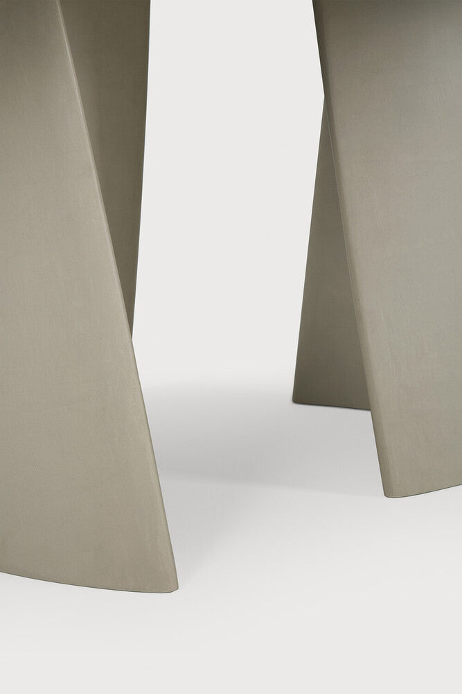 Canyon Outdoor Dining Table | Varnished Concrete | Light Grey | Oval