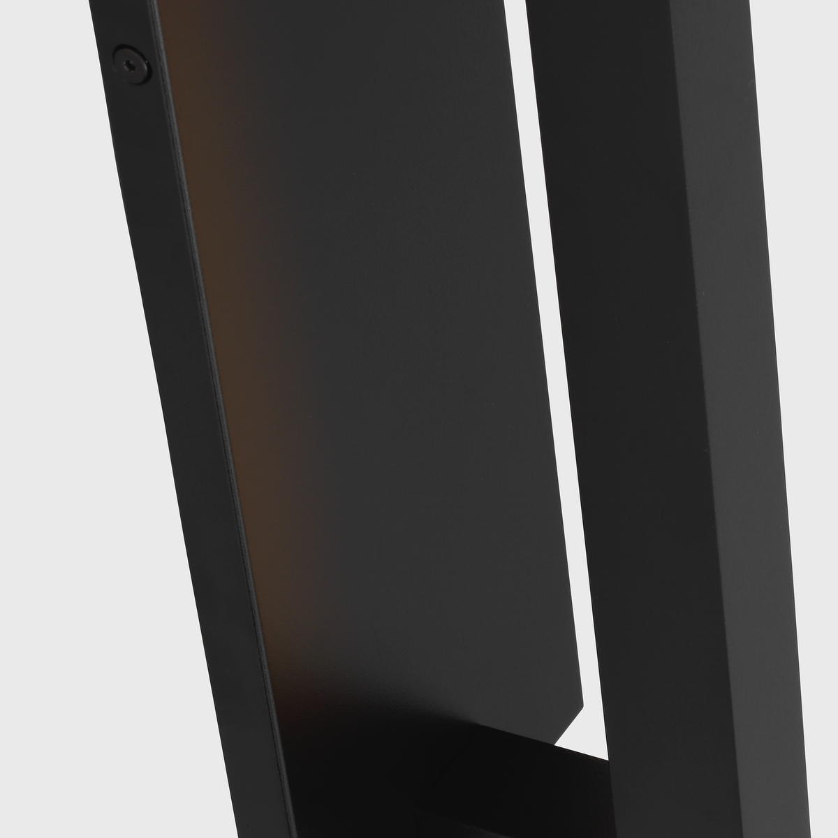 Stagger Medium Wall | Outdoor Black Backplate 120V