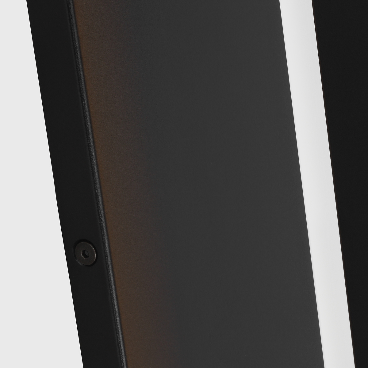 Stagger X-Large Wall | Outdoor Black Backplate 120V