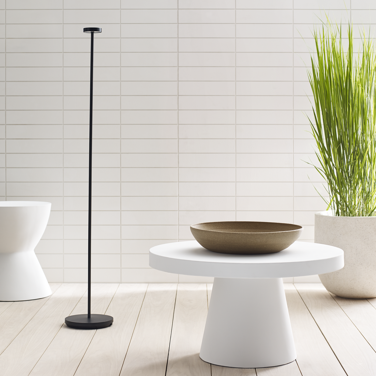 Moneta Medium Rechargeable Floor Lamp Black 2700K 90 CRI