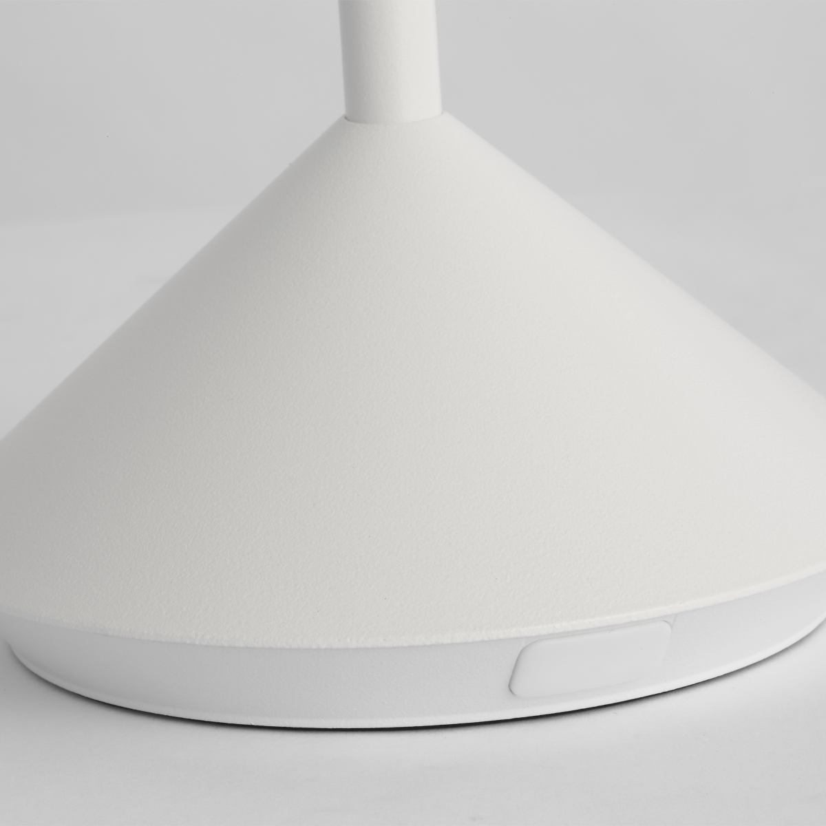 Moneta Accent Rechargeable Table Lamp matte White 2700K 90 CRI wall charger included